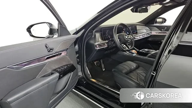 BMW 7 Series (G70) 2024 Черный из Кореи, фото 2