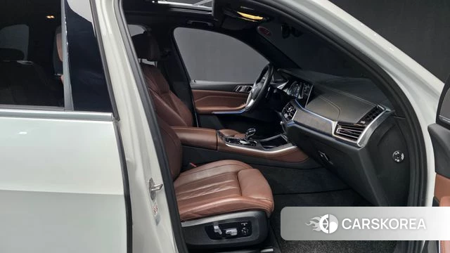 BMW X5 (G05) 2023 Белый из Кореи, фото 2