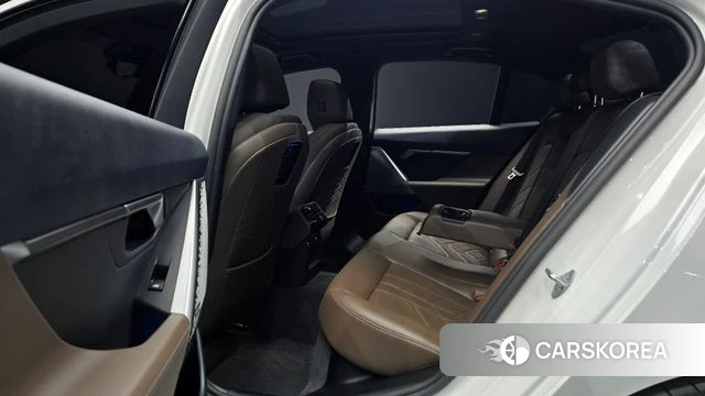 BMW 5 Series (G60) 2025 Белый из Кореи, фото 2
