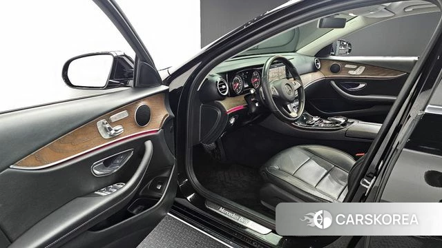 Mercedes-Benz E-Class W213 2018 Черный из Кореи, фото 2