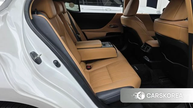 Lexus ES300h 7th generation 2023 Белый из Кореи, фото 2