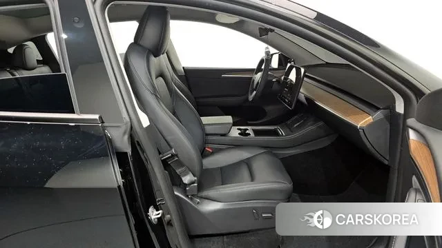 Tesla Model Y 2024 Черный из Кореи, фото 2