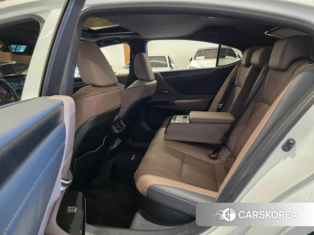 Lexus ES300h 7th generation 2025 Белый из Кореи, фото 2