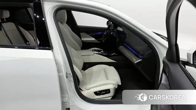 BMW 5 Series (G60) 2025 Белый из Кореи, фото 2