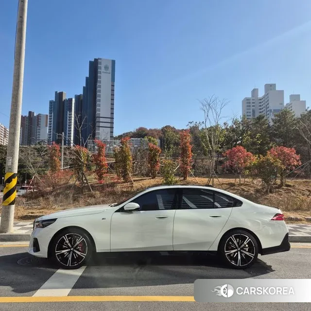 BMW 5 Series (G60) 2025 Белый из Кореи, фото 2