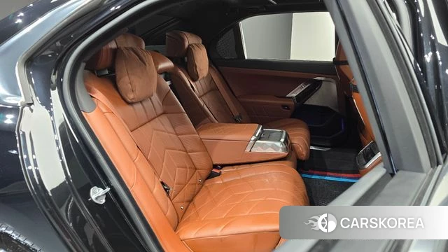 BMW 7 Series (G70) 2024 Черный из Кореи, фото 2