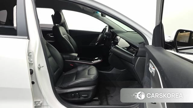 Kia Niro Plus 2022 Белый из Кореи, фото 2