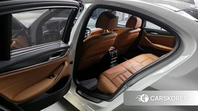 BMW 5 Series (G30) 2023 Белый из Кореи, фото 2