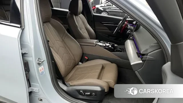 BMW 5 Series (G60) 2024 Светло-серебряный цвет из Кореи, фото 2