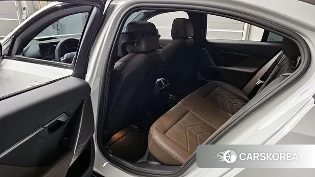 BMW 5 Series (G60) 2025 Белый из Кореи, фото 2