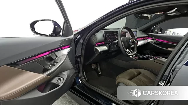 BMW 5 Series (G60) 2024 Черный из Кореи, фото 2