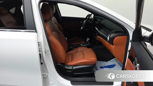 Kia The New K3 2nd generation 2022 Белый из Кореи, фото 2