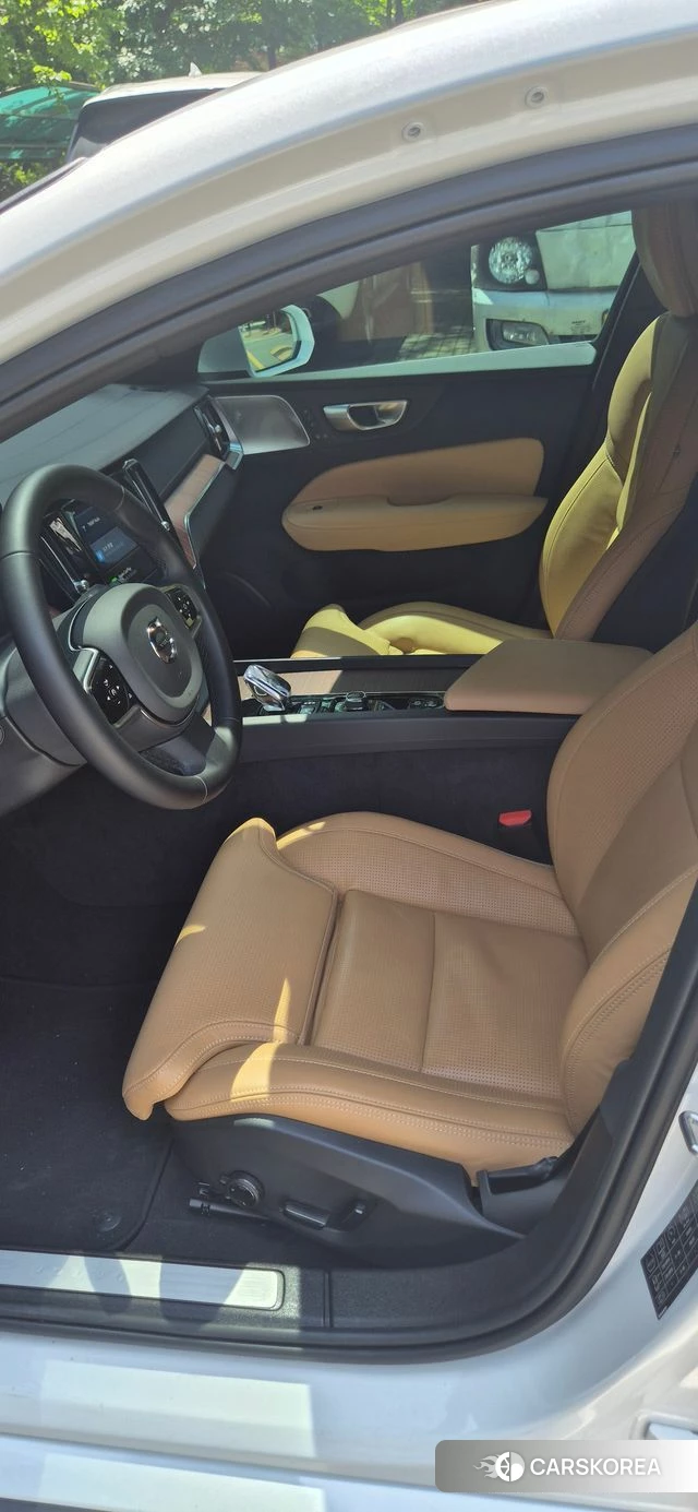 Volvo S60 3rd generation 2024 Белый из Кореи, фото 2