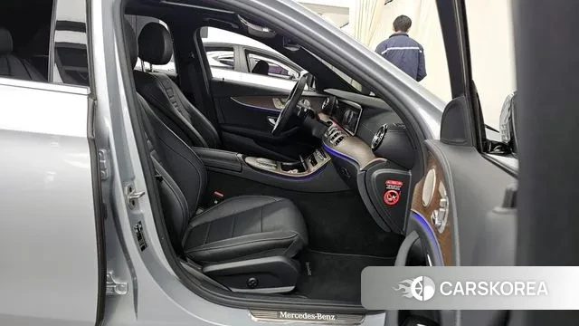 Mercedes-Benz E-Class W213 2023 Серебряный из Кореи, фото 2