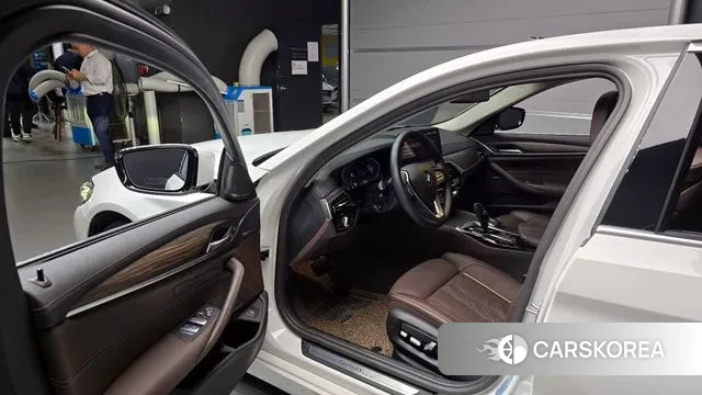 BMW 5 Series (G30) 2023 Белый из Кореи, фото 2