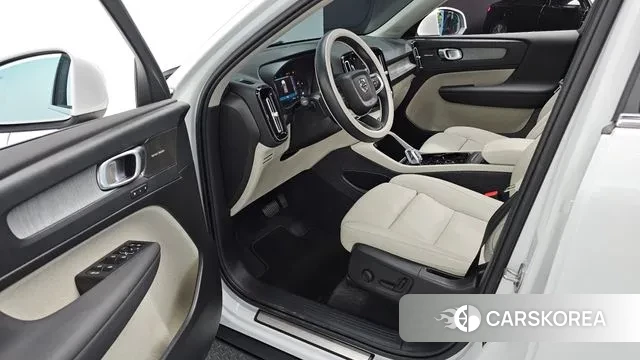 Volvo XC40 2024 Белый из Кореи, фото 2