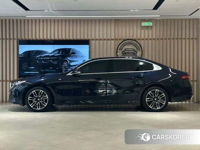 BMW 5 series 2025 Черный из Китая, фото 2