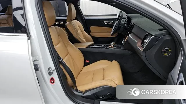 Volvo S60 3rd generation 2023 Белый из Кореи, фото 2