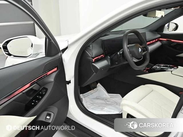 BMW 5 Series (G60) 2025 Белый из Кореи, фото 2