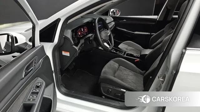 Volkswagen Golf 8th Generation 2024 Белый из Кореи, фото 2