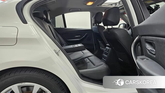 BMW 3 Series (F30) 2018 Белый из Кореи, фото 2
