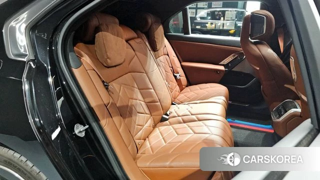 BMW 7 Series (G70) 2023 Черный из Кореи, фото 2