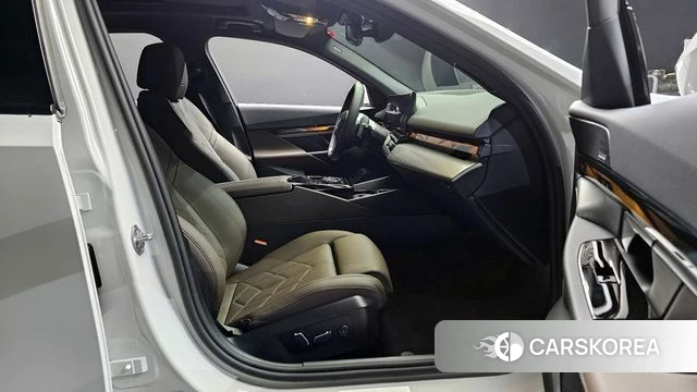 BMW 5 Series (G60) 2025 Белый из Кореи, фото 2