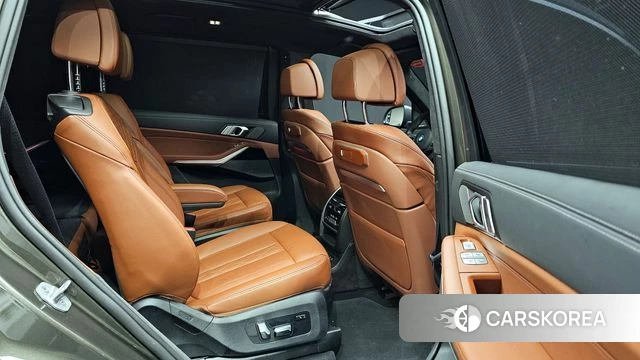 BMW X7 (G07) 2024 Песочный из Кореи, фото 2