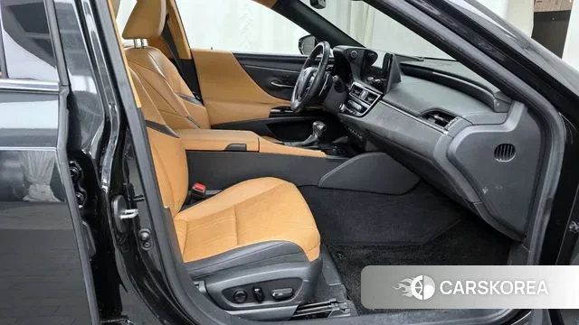 Lexus ES300h 7th generation 2022 Черный из Кореи, фото 2