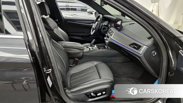 BMW 5 Series (G30) 2023 Серый из Кореи, фото 2