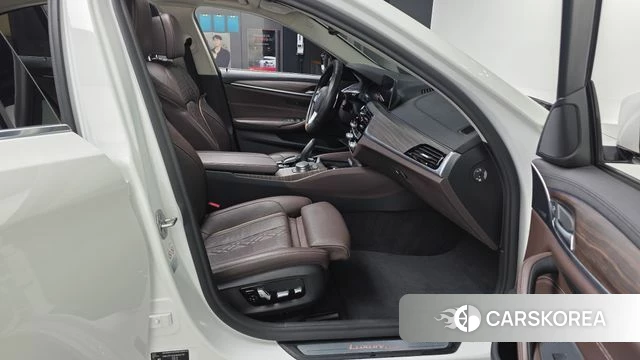 BMW 5 Series (G30) 2019 Белый из Кореи, фото 2