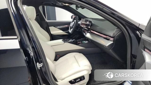 BMW 5 Series (G60) 2025 Черный из Кореи, фото 2