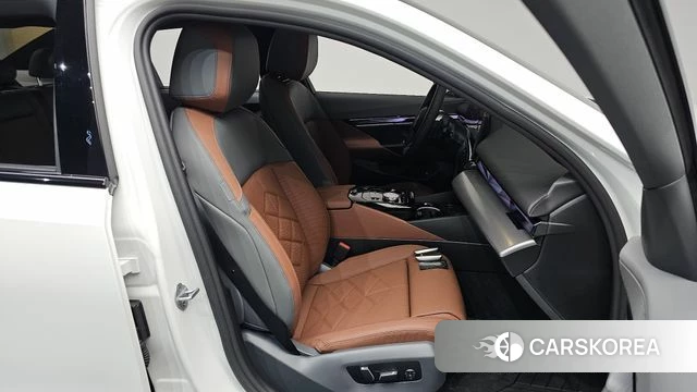 BMW 5 Series (G60) 2025 Белый из Кореи, фото 2