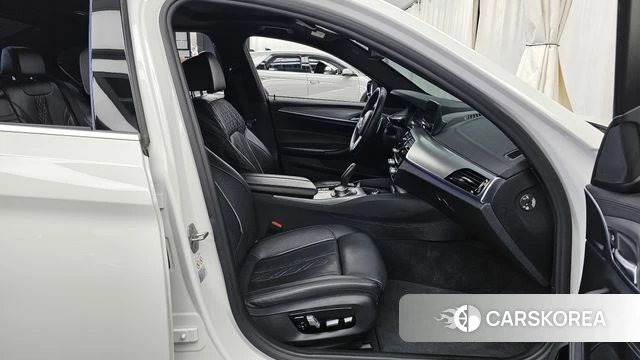 BMW 5 Series (G30) 2019 Белый из Кореи, фото 2