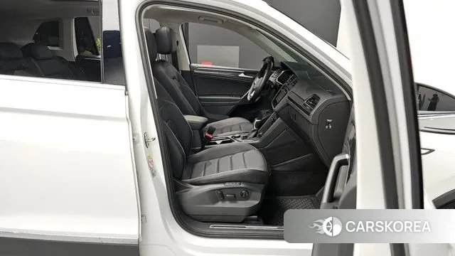Volkswagen Tiguan second Generation 2022 Белый из Кореи, фото 2