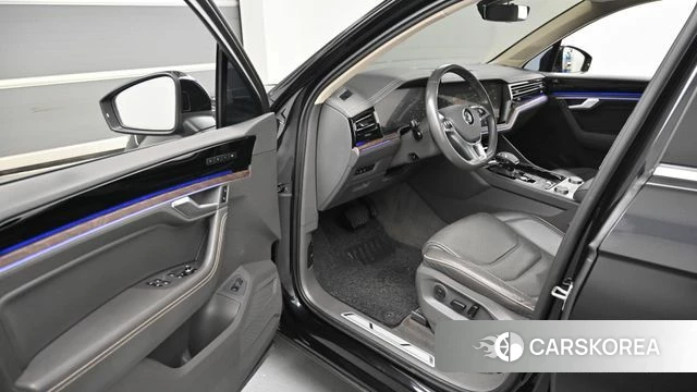 Volkswagen Touareg 3rd generation 2020 Черный из Кореи, фото 2