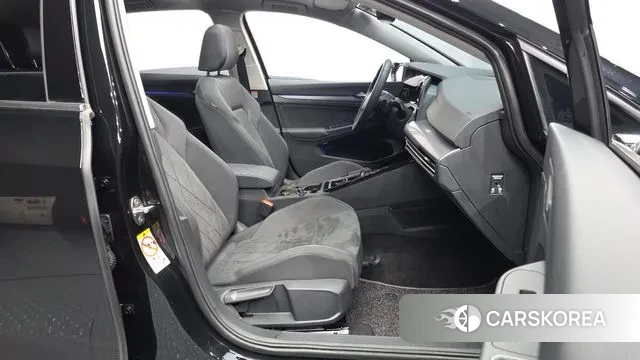 Volkswagen Golf 8th Generation 2024 Черный из Кореи, фото 2