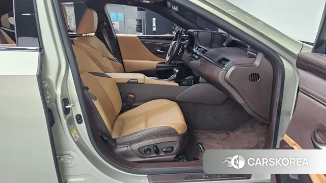 Lexus ES300h 7th generation 2018 Песочный из Кореи, фото 2