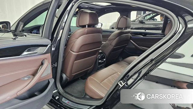 BMW 5 Series (G30) 2023 Черный из Кореи, фото 2