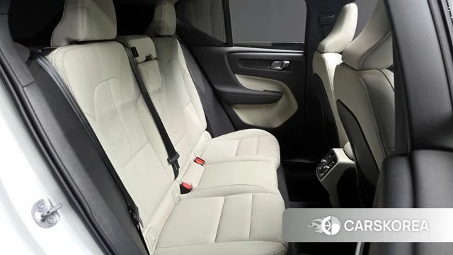 Volvo XC40 2023 Белый из Кореи, фото 2