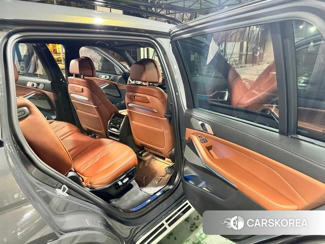 BMW X7 (G07) 2025 Песочный из Кореи, фото 2