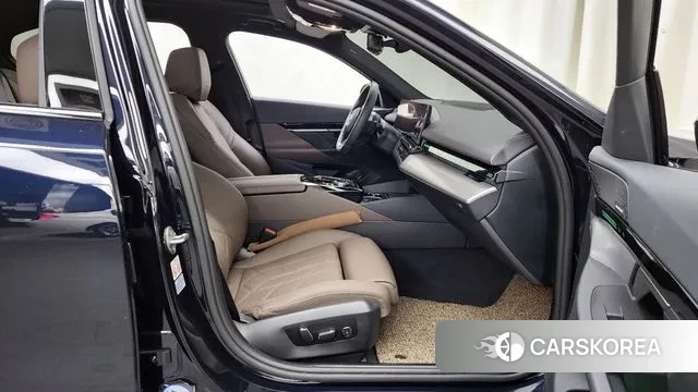 BMW 5 Series (G60) 2024 Черный из Кореи, фото 2