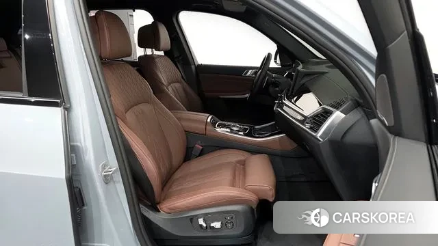 BMW X5 (G05) 2024 Светло-серебряный цвет из Кореи, фото 2