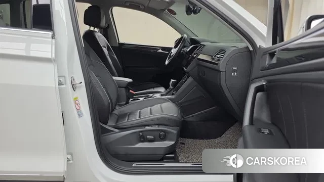 Volkswagen Tiguan second Generation 2022 Белый из Кореи, фото 2