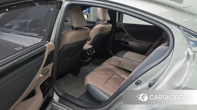 Lexus ES300h 7th generation 2023 Песочный из Кореи, фото 2