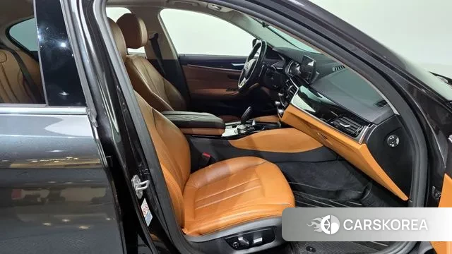 BMW 5 Series (G30) 2018 Серый из Кореи, фото 2