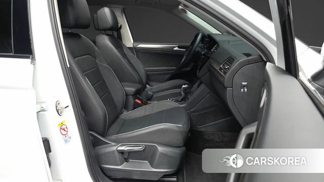 Volkswagen Tiguan Allspace 2023 Белый из Кореи, фото 2