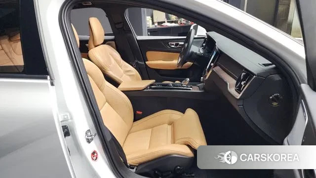 Volvo S60 3rd generation 2021 Белый из Кореи, фото 2