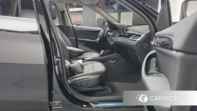 BMW X1 (F48) 2022 Черный из Кореи, фото 2