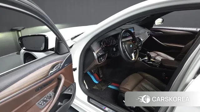 BMW 5 Series (G30) 2018 Белый из Кореи, фото 2
